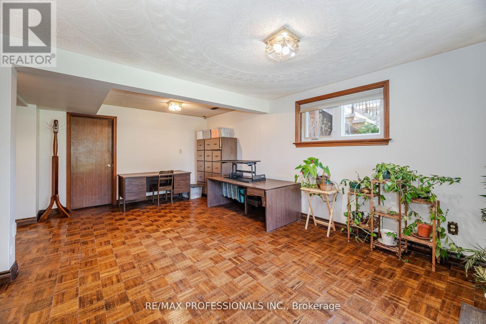 9 Wingrove Hill, Toronto, Ontario  M9B 2C3 - Photo 26 - W12372516