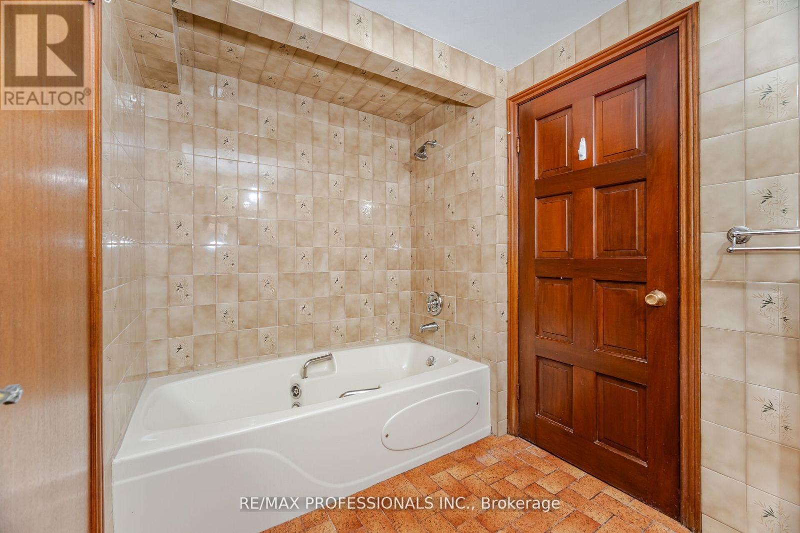 9 Wingrove Hill, Toronto, Ontario  M9B 2C3 - Photo 31 - W12372516