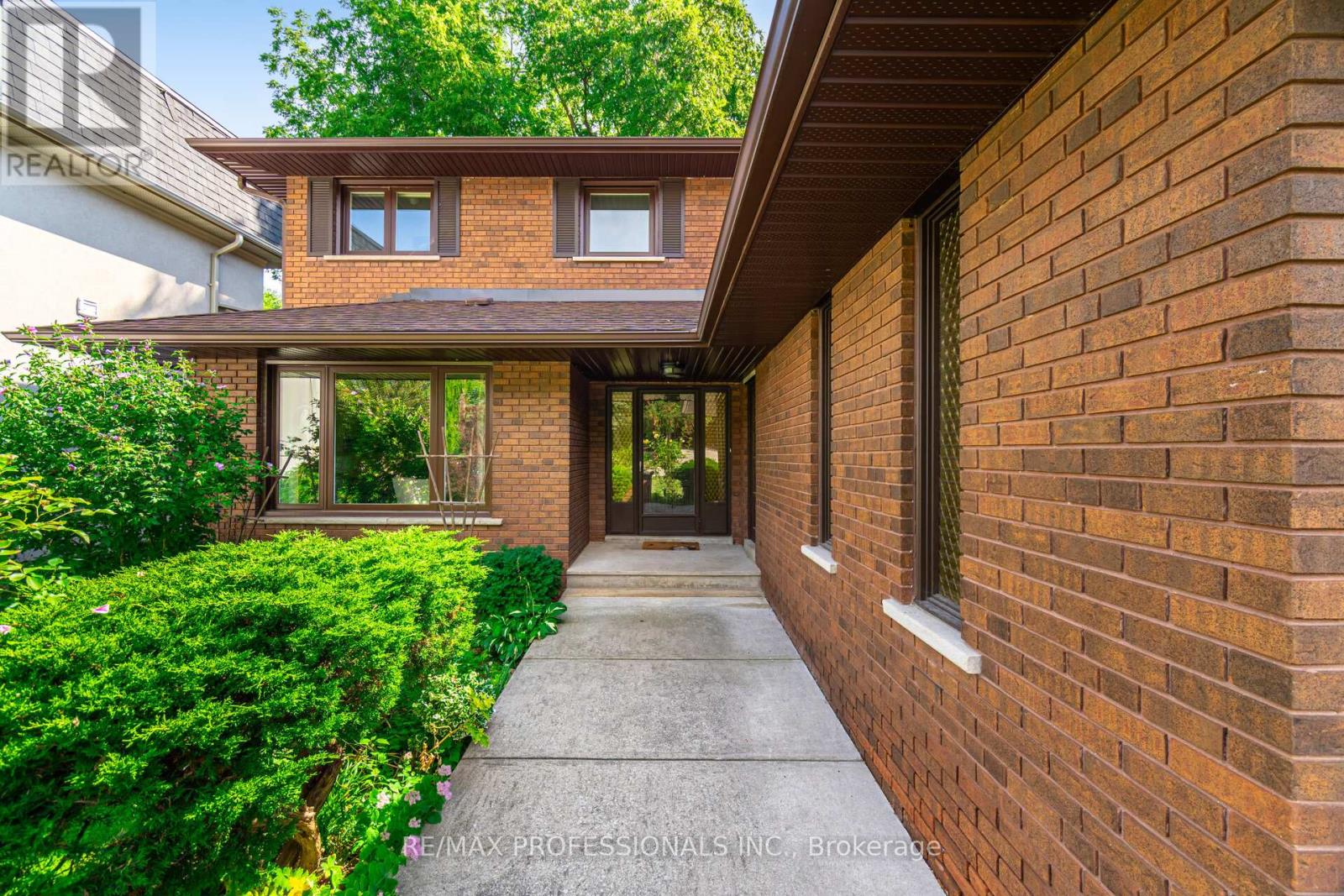 9 Wingrove Hill, Toronto, Ontario  M9B 2C3 - Photo 3 - W12372516