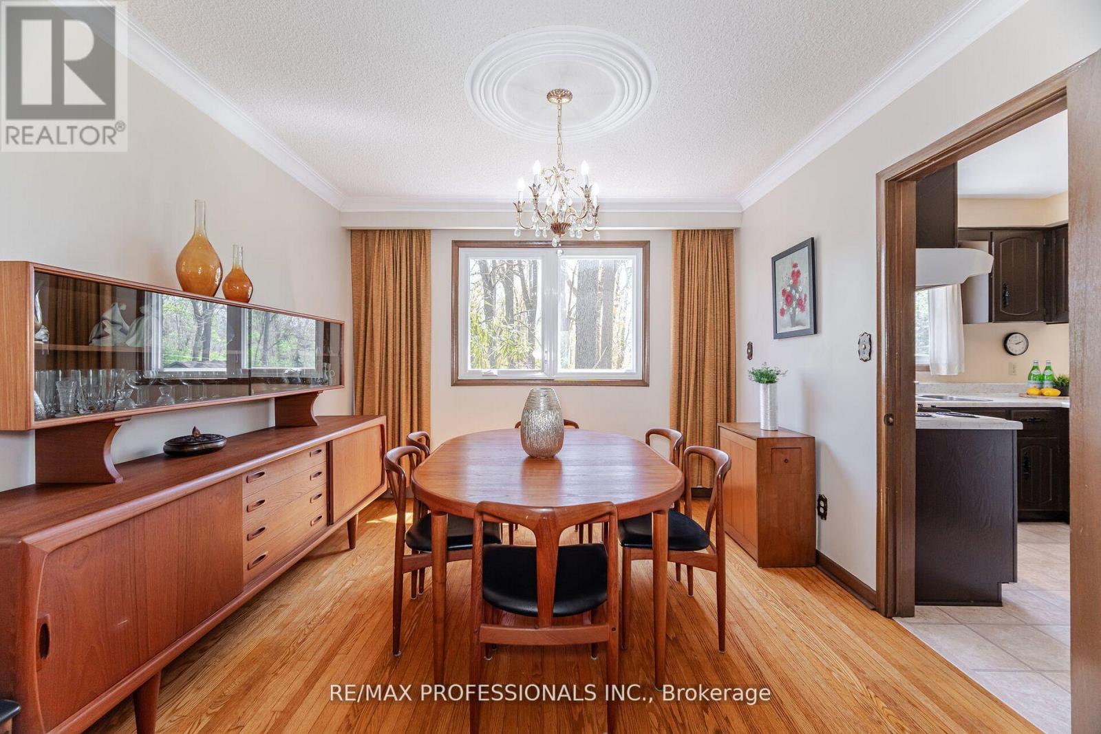 9 Wingrove Hill, Toronto, Ontario  M9B 2C3 - Photo 6 - W12372516