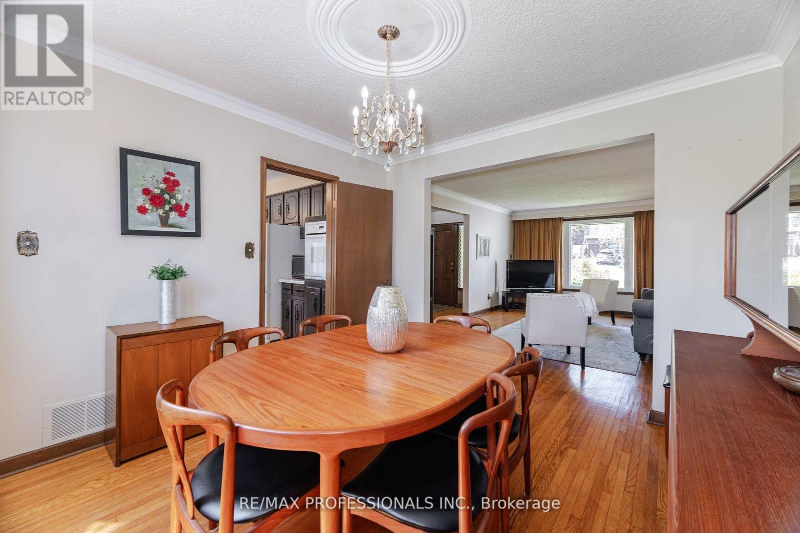 9 Wingrove Hill, Toronto, Ontario  M9B 2C3 - Photo 7 - W12372516