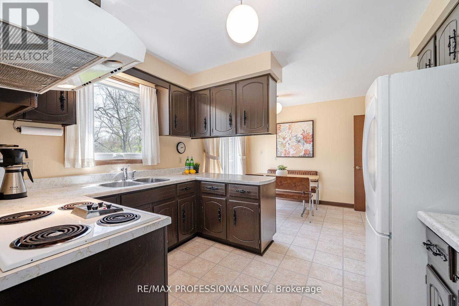 9 Wingrove Hill, Toronto, Ontario  M9B 2C3 - Photo 8 - W12372516