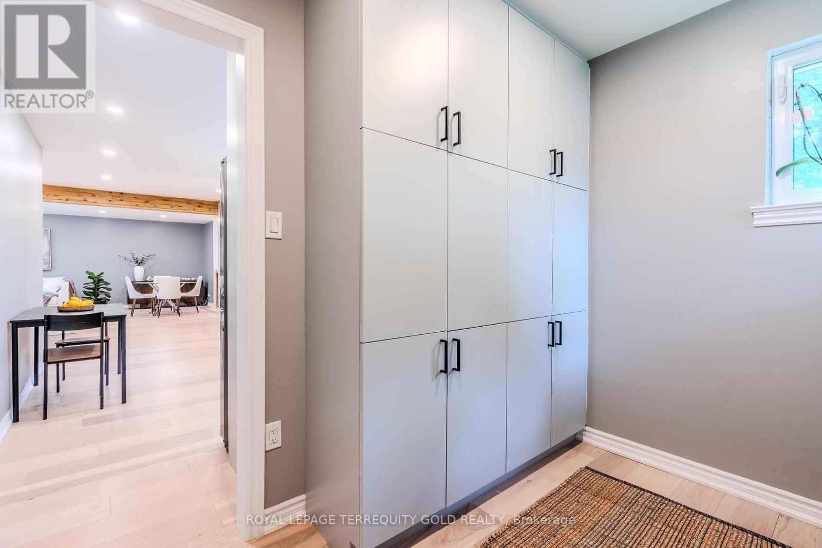 327 River Side Drive, Oakville, Ontario  L6K 3N3 - Photo 10 - W12403436
