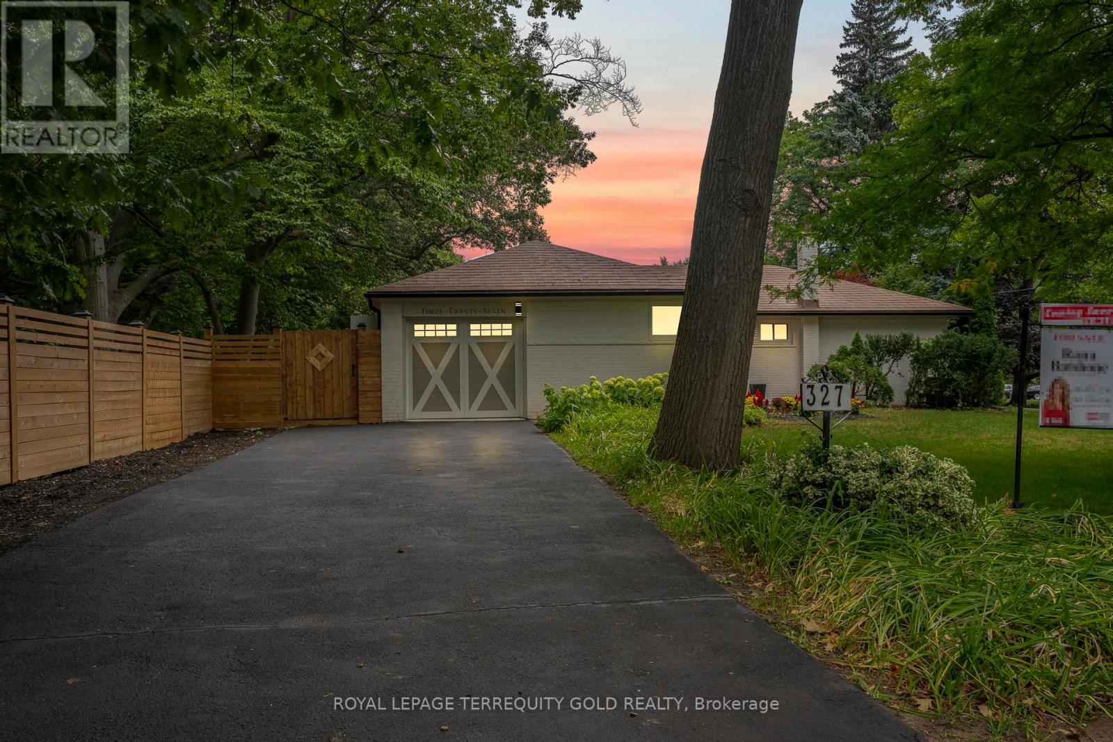 327 River Side Drive, Oakville, Ontario  L6K 3N3 - Photo 2 - W12403436