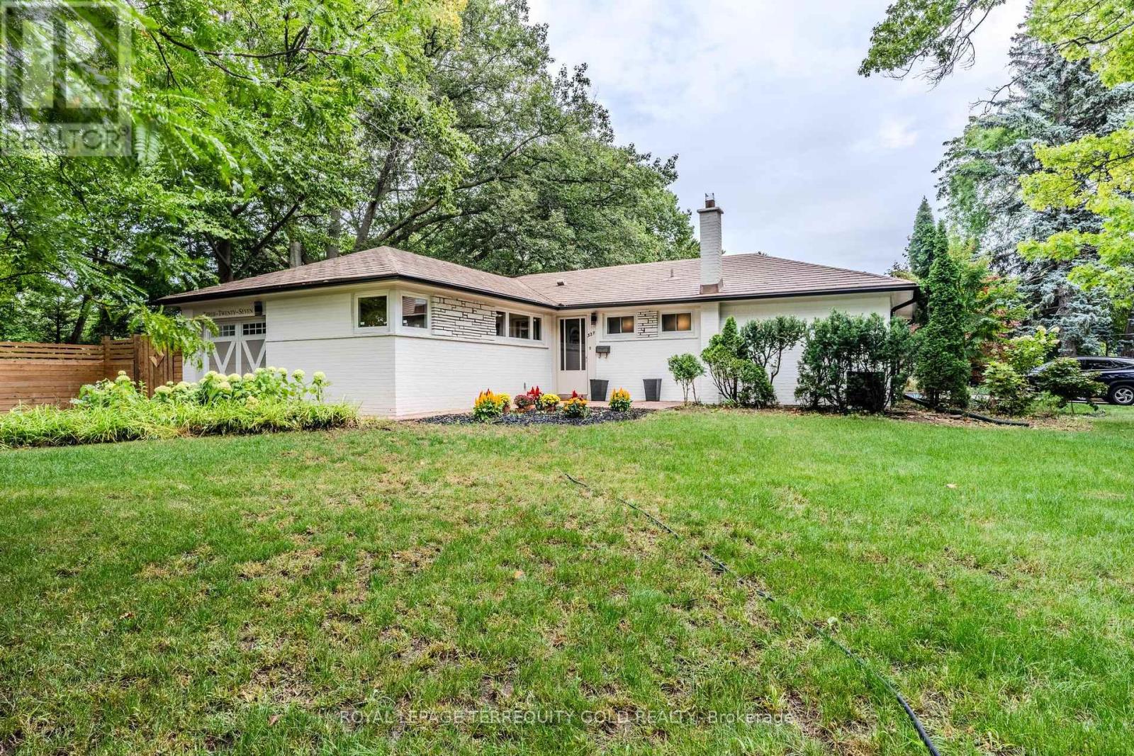 327 River Side Drive, Oakville, Ontario  L6K 3N3 - Photo 3 - W12403436