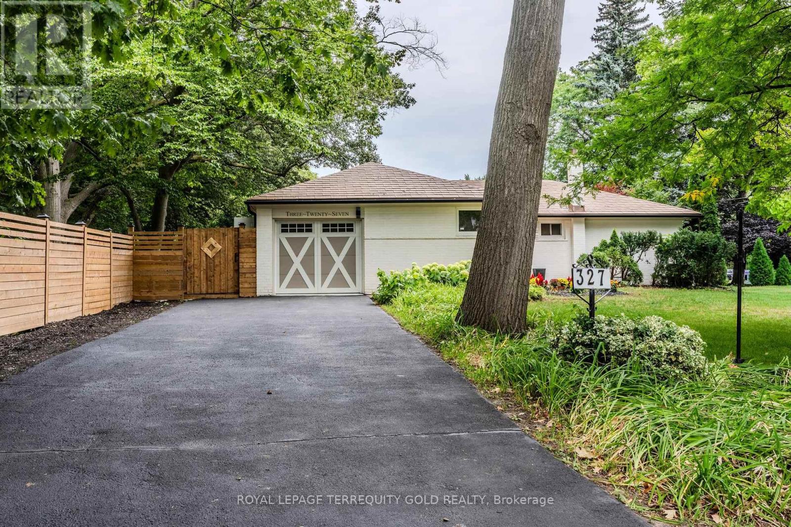 327 River Side Drive, Oakville, Ontario  L6K 3N3 - Photo 4 - W12403436