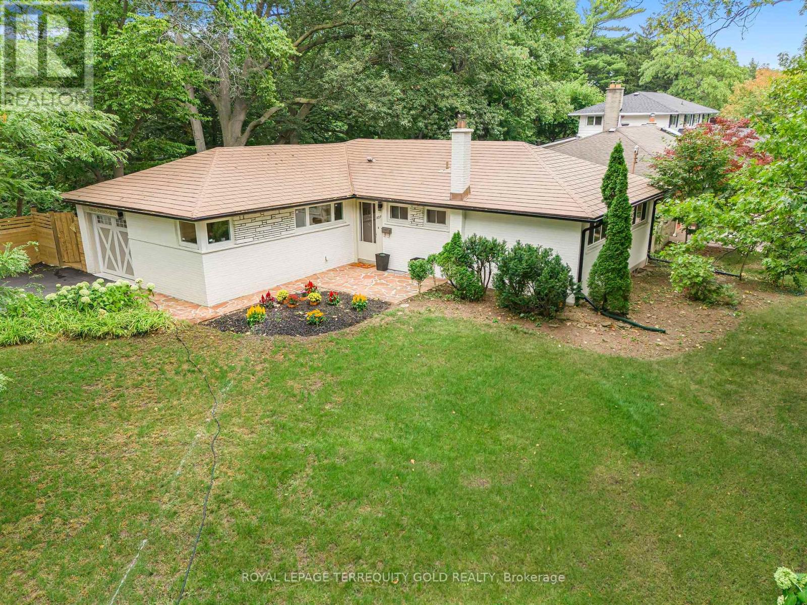 327 River Side Drive, Oakville, Ontario  L6K 3N3 - Photo 49 - W12403436