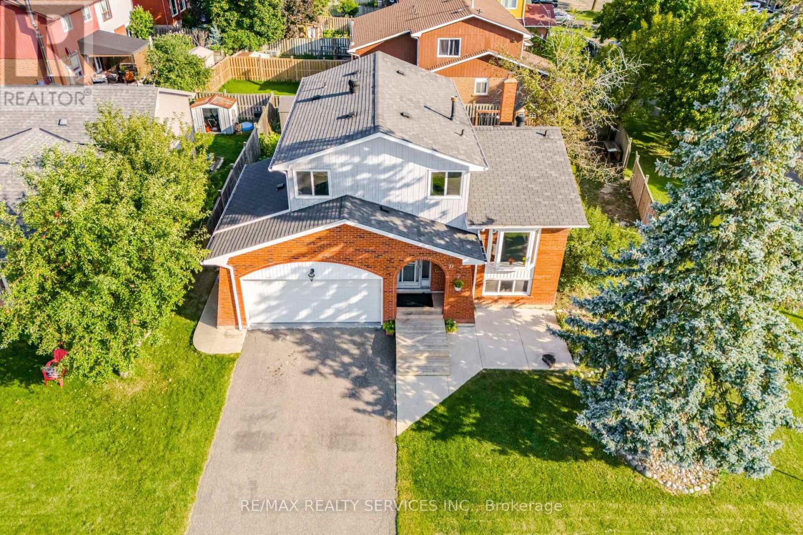 73 Blackthorn Lane, Brampton, Ontario  L6V 3K9 - Photo 2 - W12403456