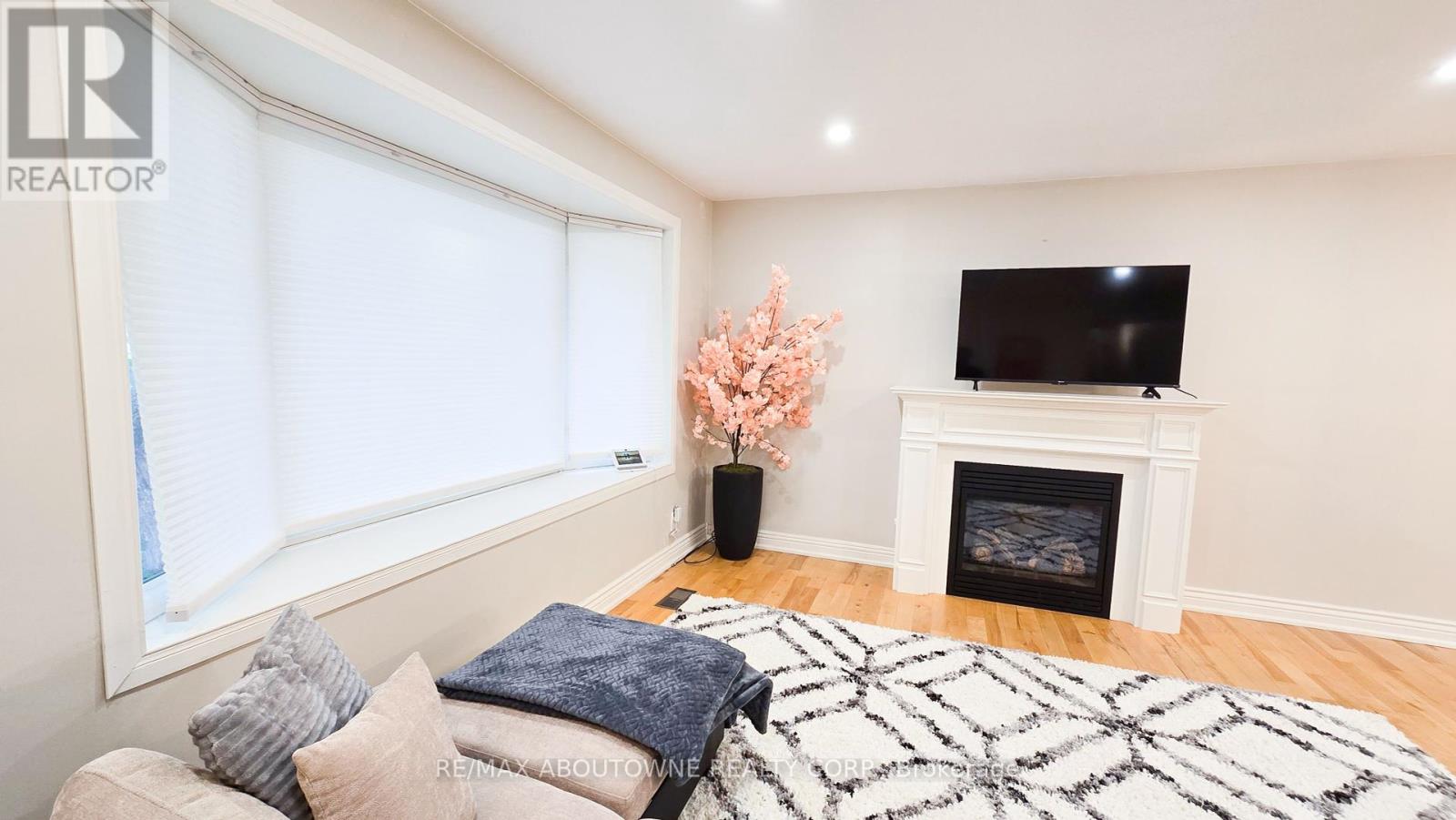 583 Taplow Crescent W, Oakville, Ontario  L6L 4V9 - Photo 4 - W12403469