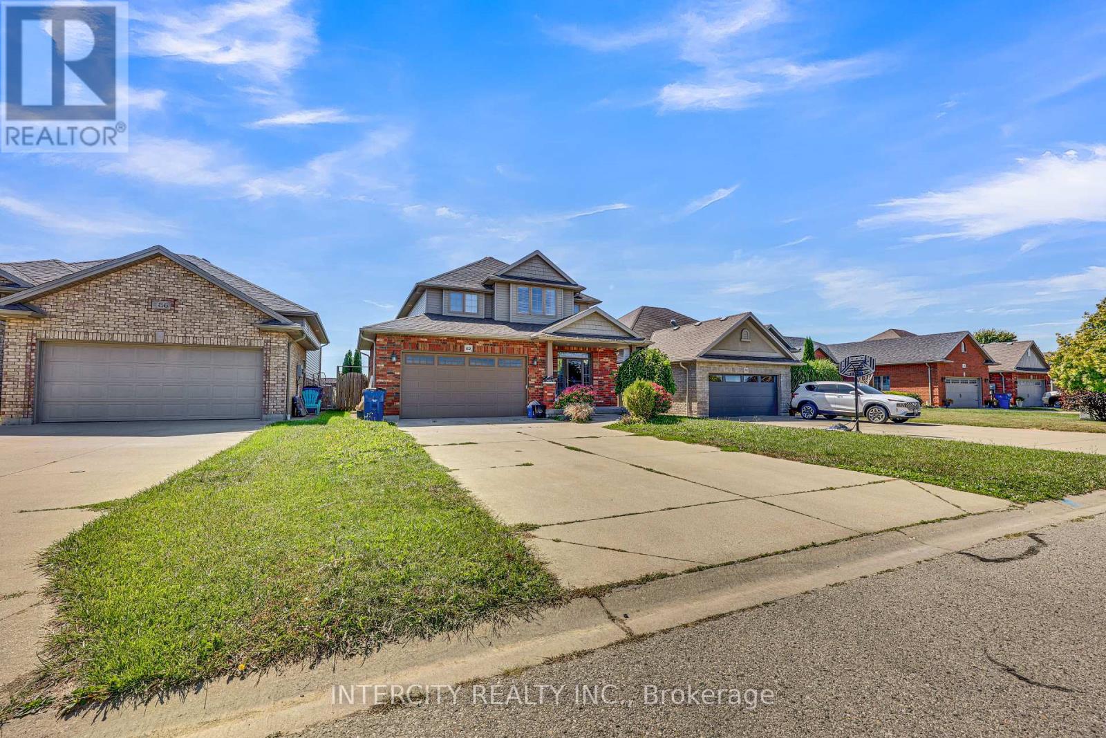 82 Molengraaf Way, Chatham-Kent, Ontario  N7M 0A2 - Photo 2 - X12403430