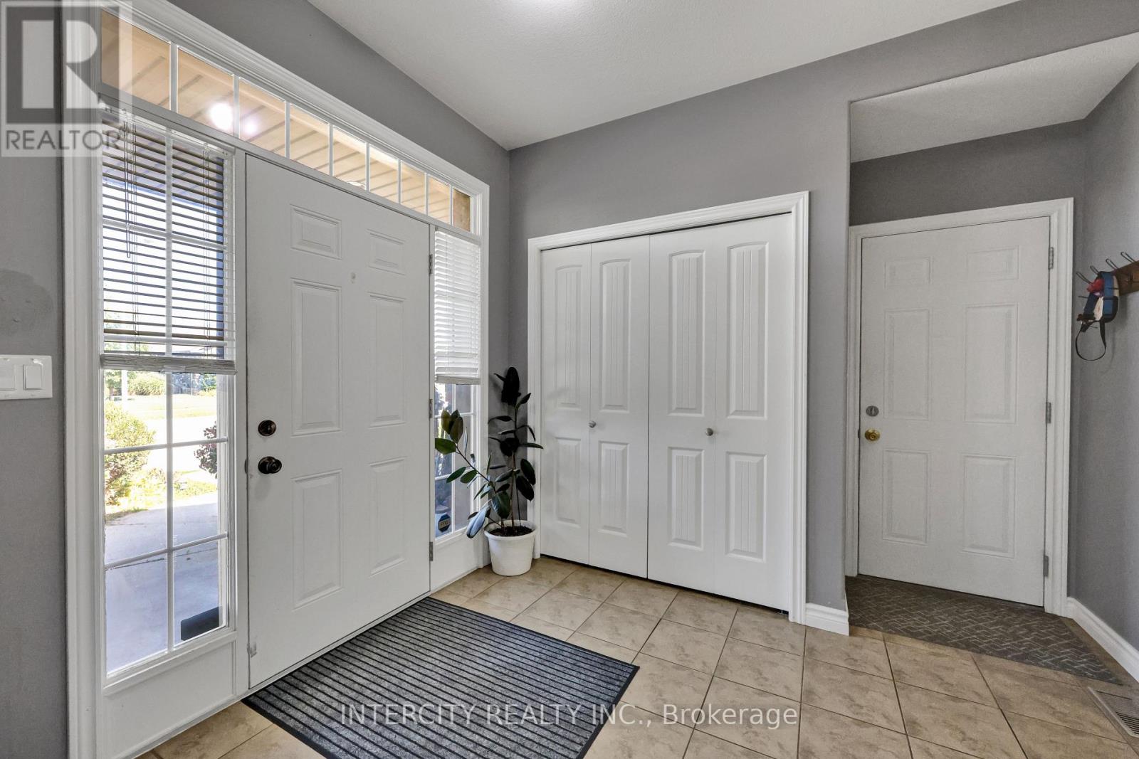 82 Molengraaf Way, Chatham-Kent, Ontario  N7M 0A2 - Photo 5 - X12403430