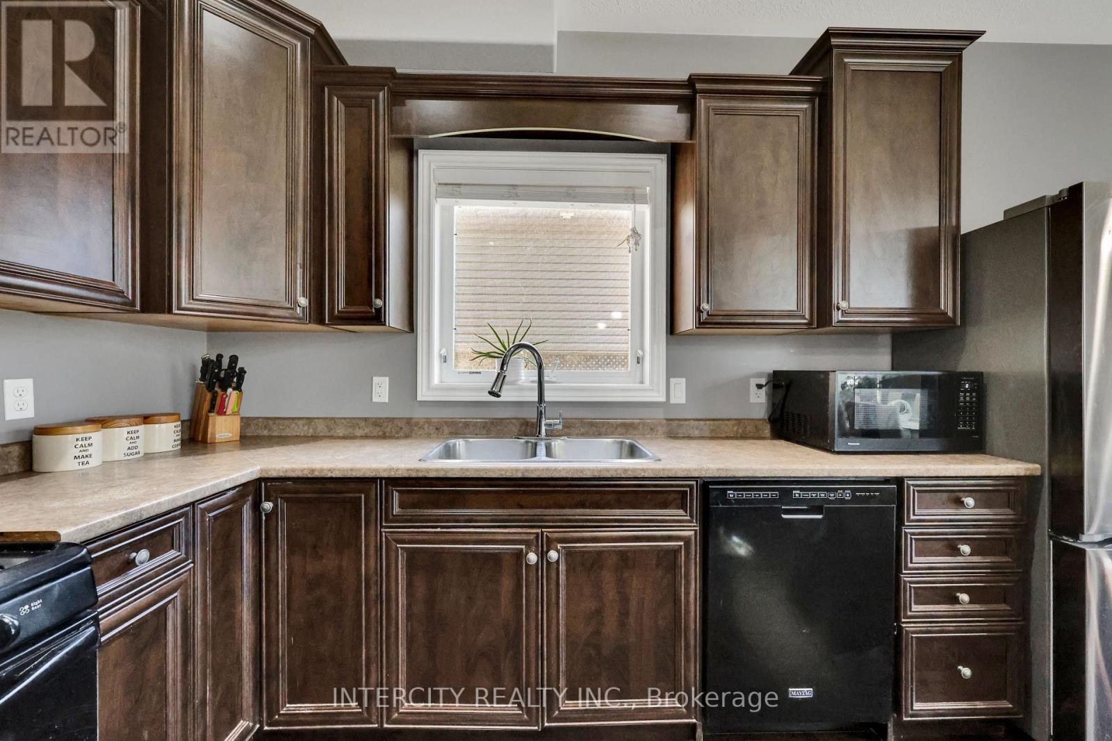82 Molengraaf Way, Chatham-Kent, Ontario  N7M 0A2 - Photo 8 - X12403430