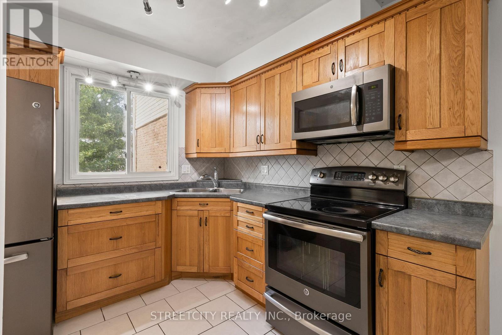 76 - 230 Clarke Road, London East, Ontario  N5W 5P5 - Photo 4 - X12403734