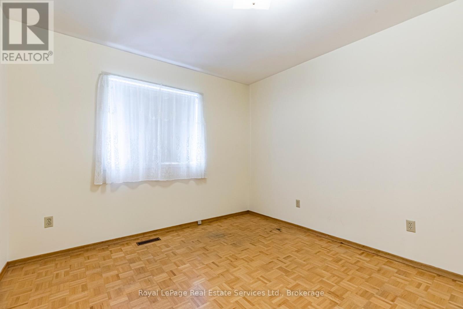 445 Dorland Road, Oakville (Fd Ford), Ontario  L6J 6B3 - Photo 20 - W12403700