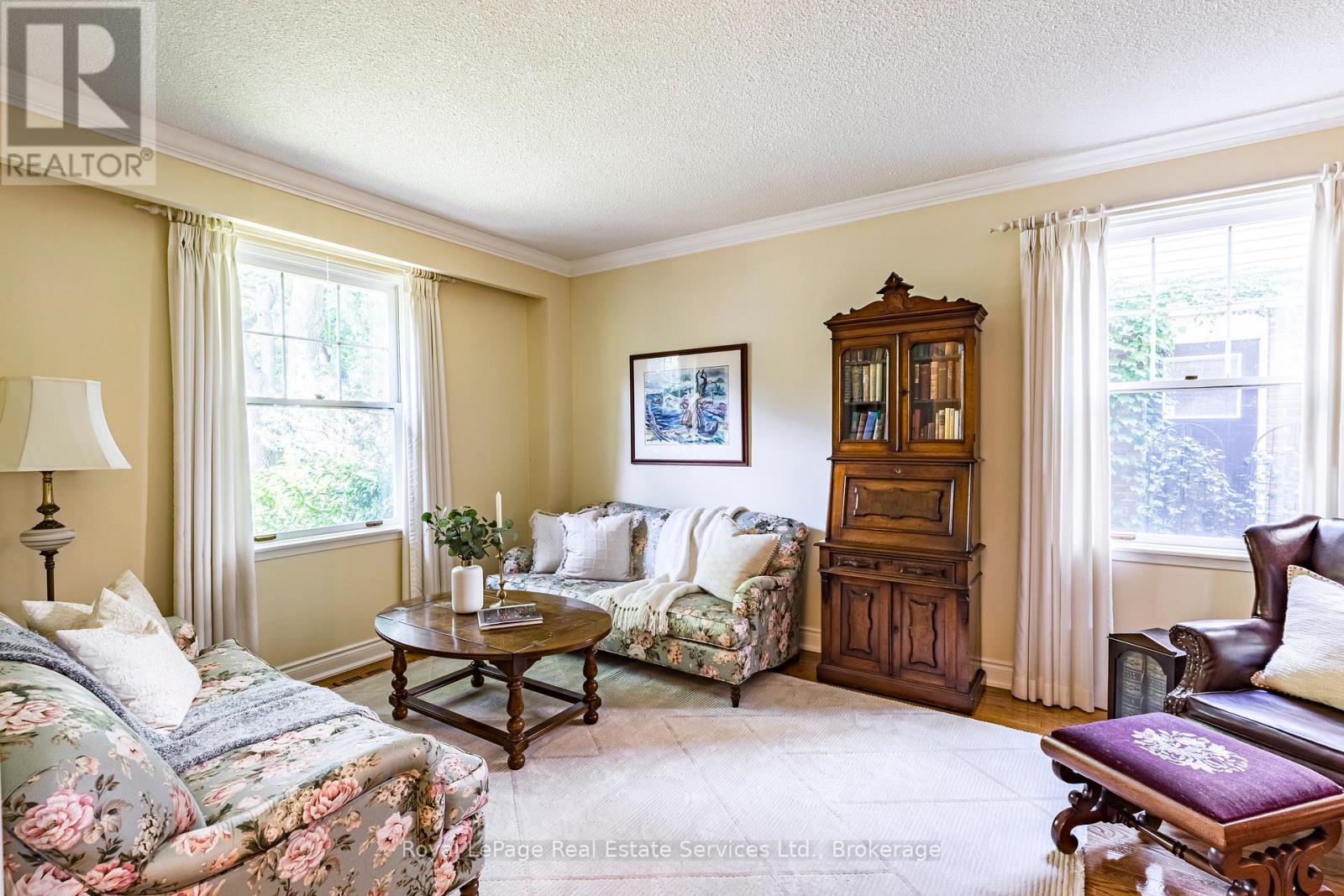 445 Dorland Road, Oakville (Fd Ford), Ontario  L6J 6B3 - Photo 4 - W12403700
