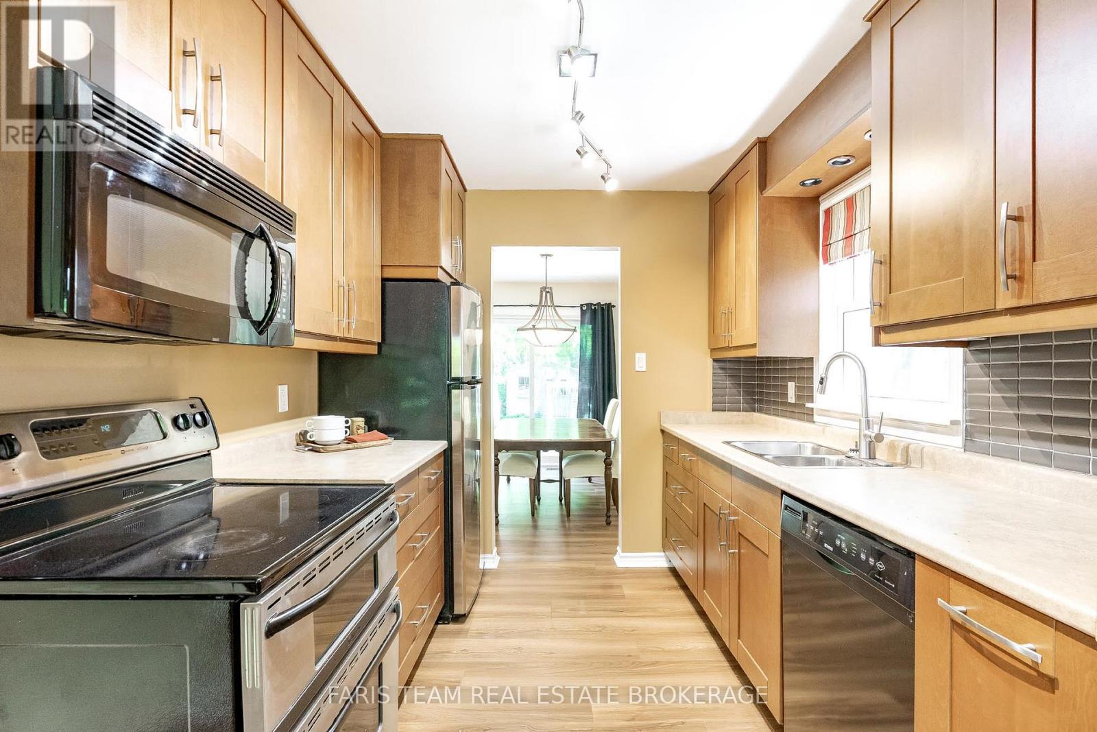 173 Toronto Street, Barrie, Ontario  L4N 1V6 - Photo 4 - S12403657