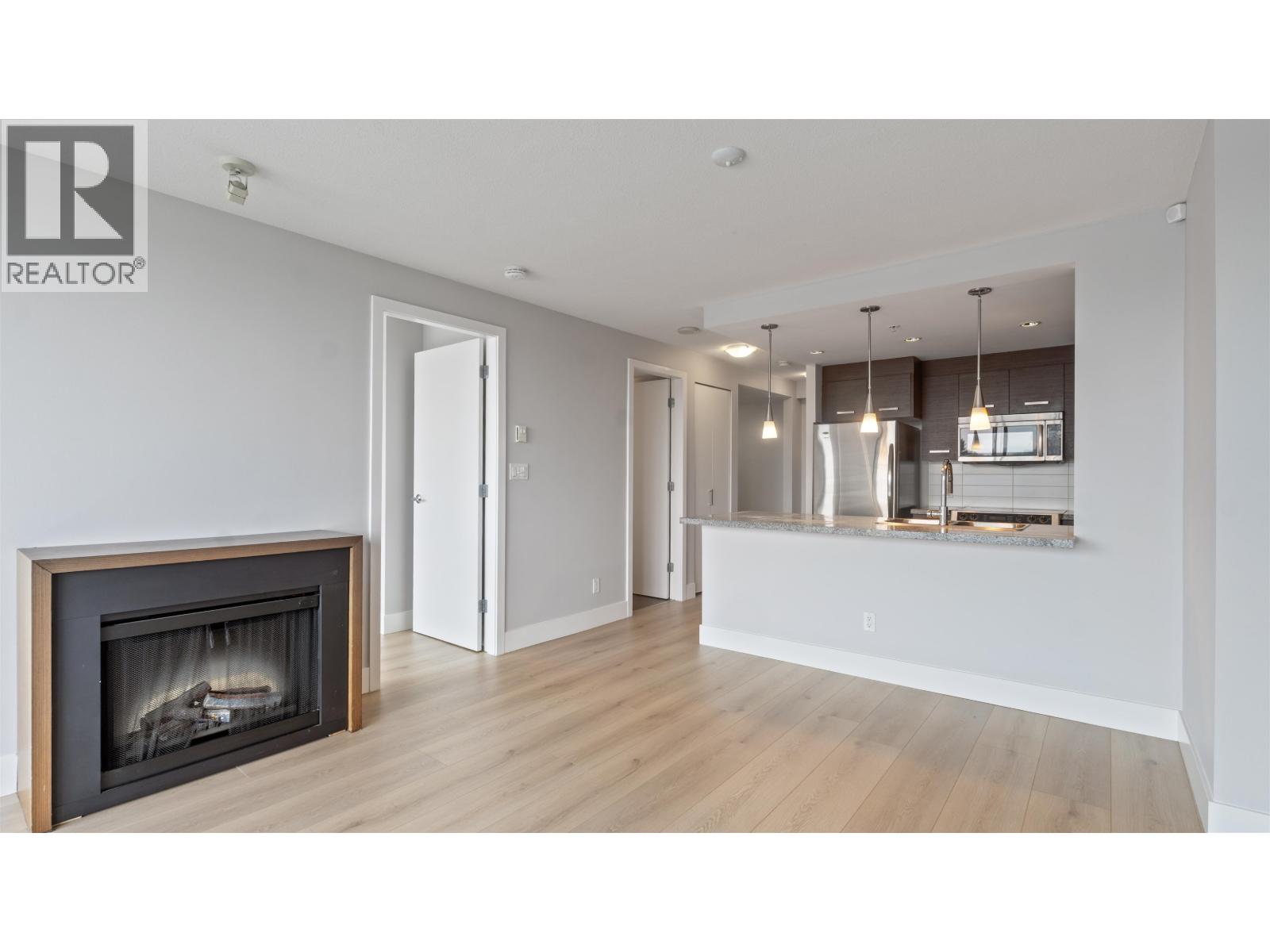 806 2959 Glen Drive, Coquitlam, British Columbia  V3B 0B8 - Photo 1 - R3047601