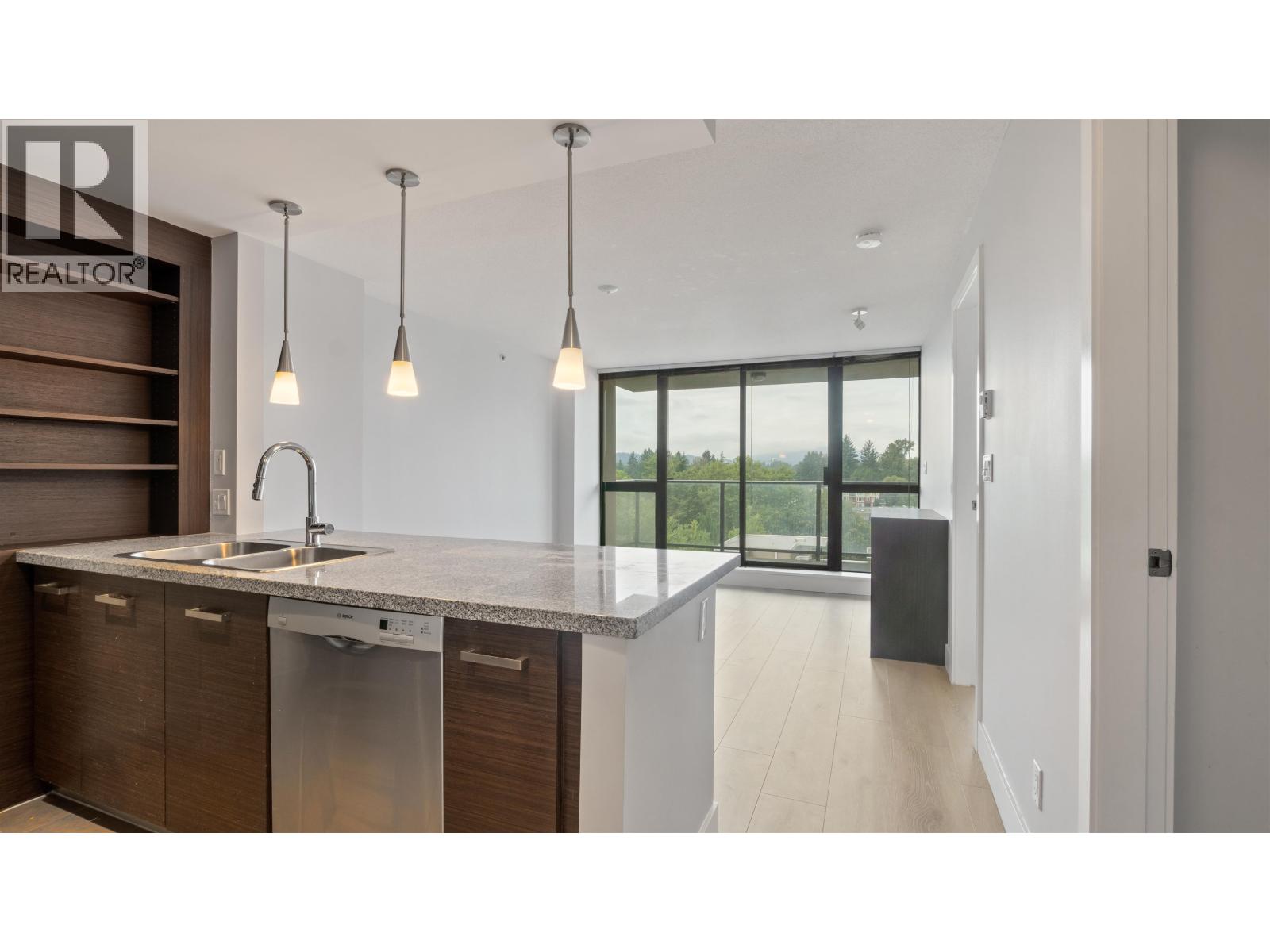 806 2959 Glen Drive, Coquitlam, British Columbia  V3B 0B8 - Photo 2 - R3047601