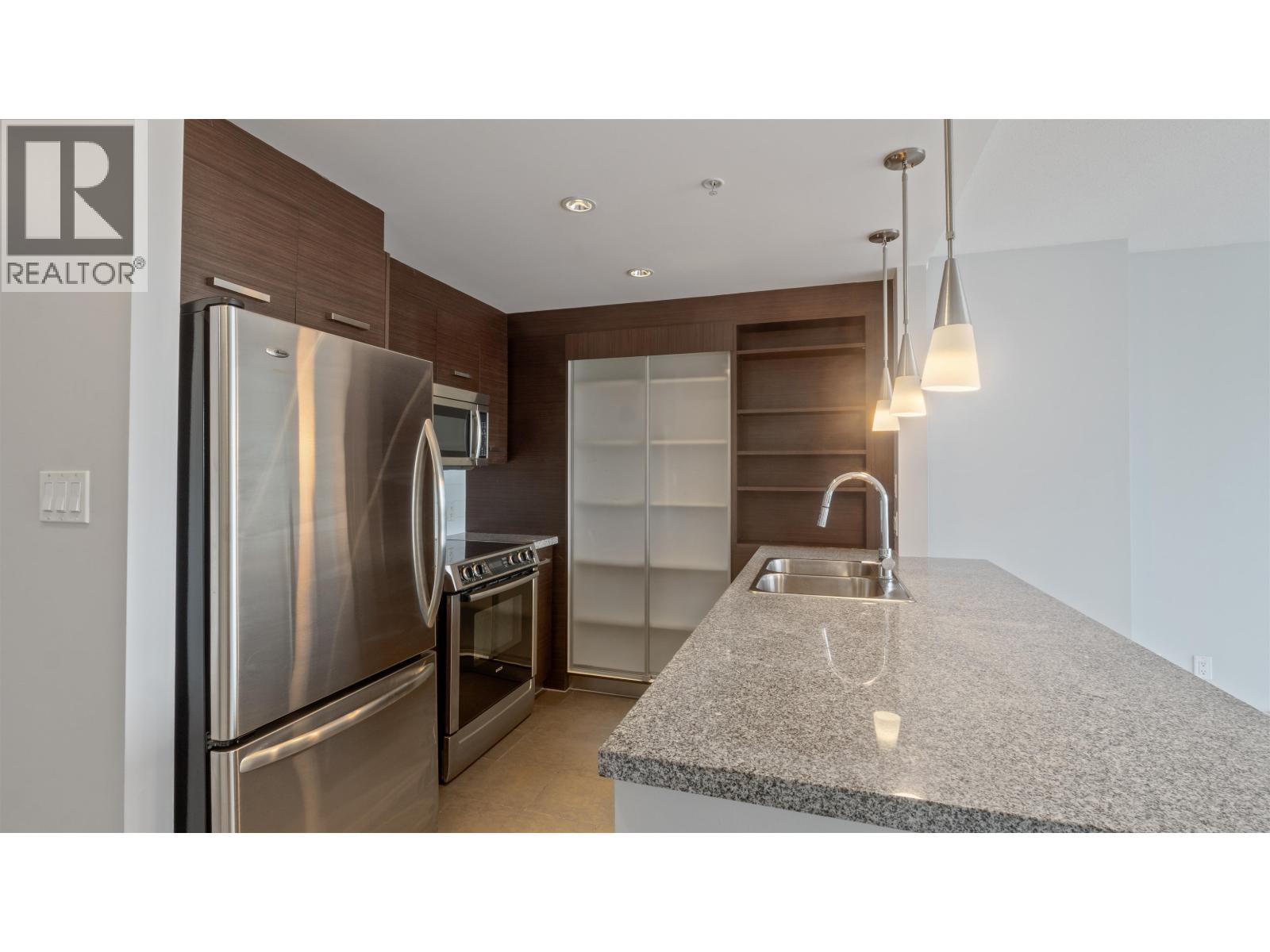 806 2959 Glen Drive, Coquitlam, British Columbia  V3B 0B8 - Photo 3 - R3047601