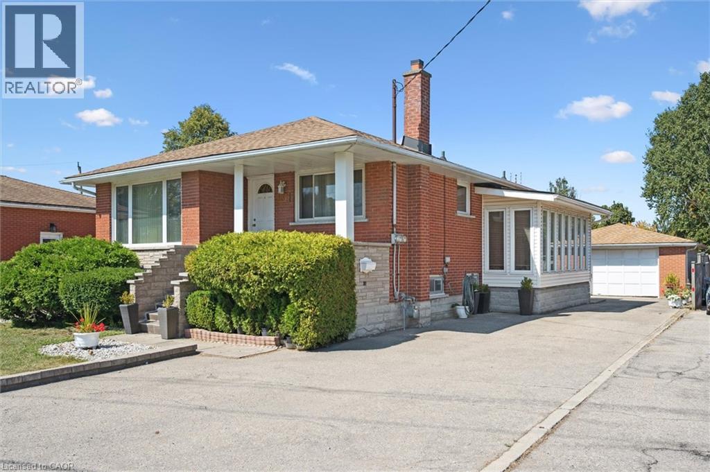 Property at 136 FAIRWAY Road N image 3
