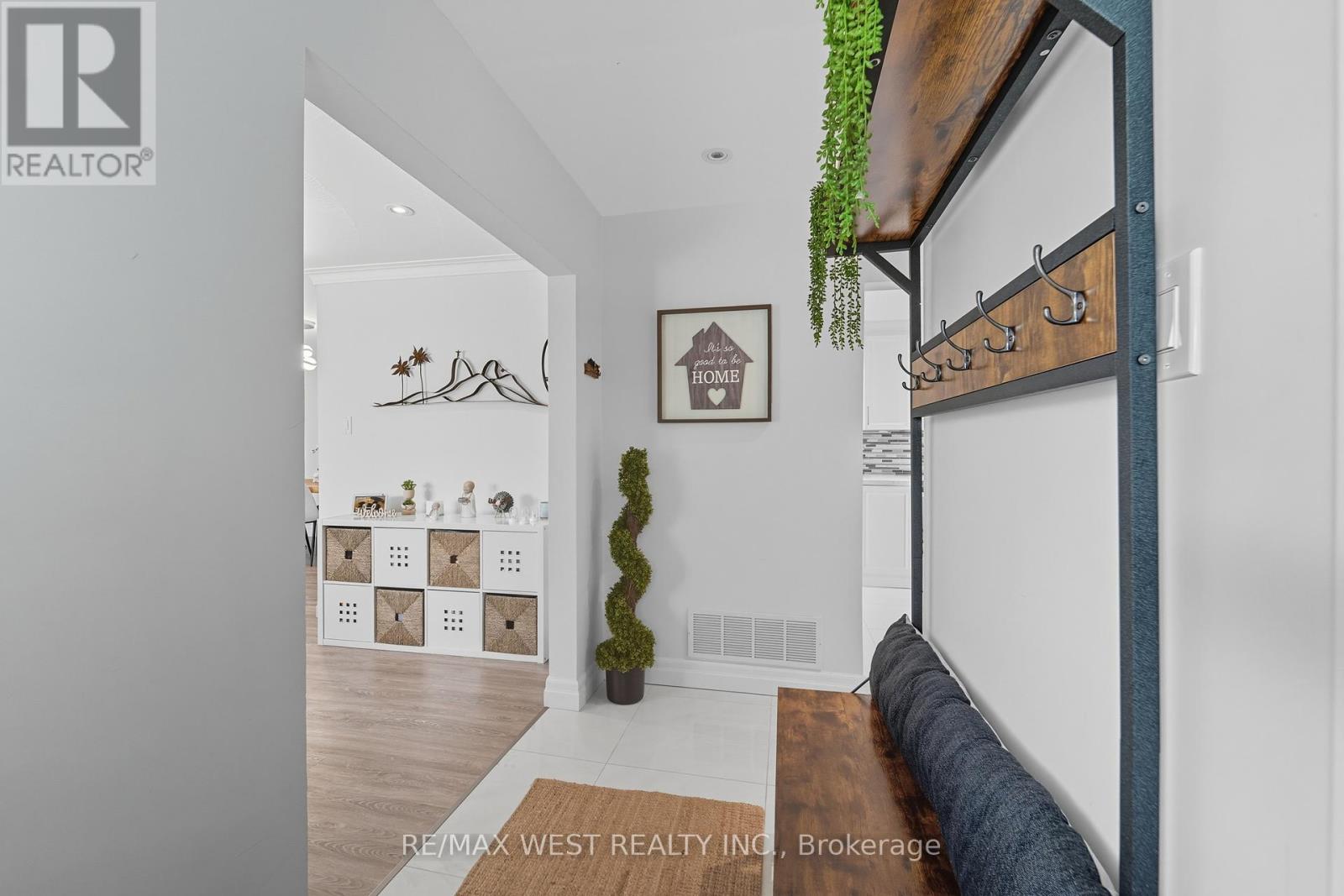204 Jeffcoat Drive, Toronto, Ontario  M9W 3C9 - Photo 18 - W12401693