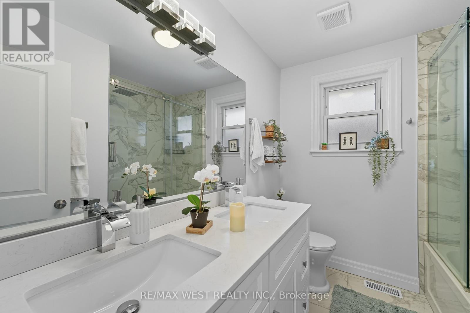 204 Jeffcoat Drive, Toronto, Ontario  M9W 3C9 - Photo 10 - W12401693