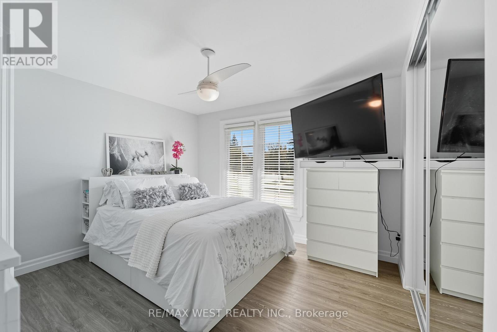 204 Jeffcoat Drive, Toronto, Ontario  M9W 3C9 - Photo 13 - W12401693