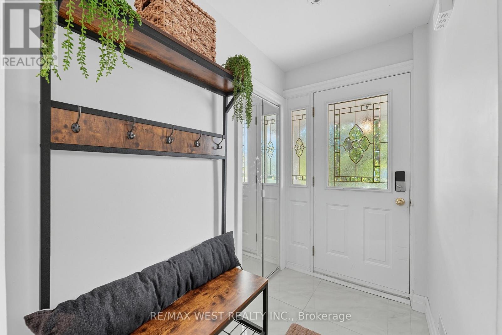 204 Jeffcoat Drive, Toronto, Ontario  M9W 3C9 - Photo 17 - W12401693