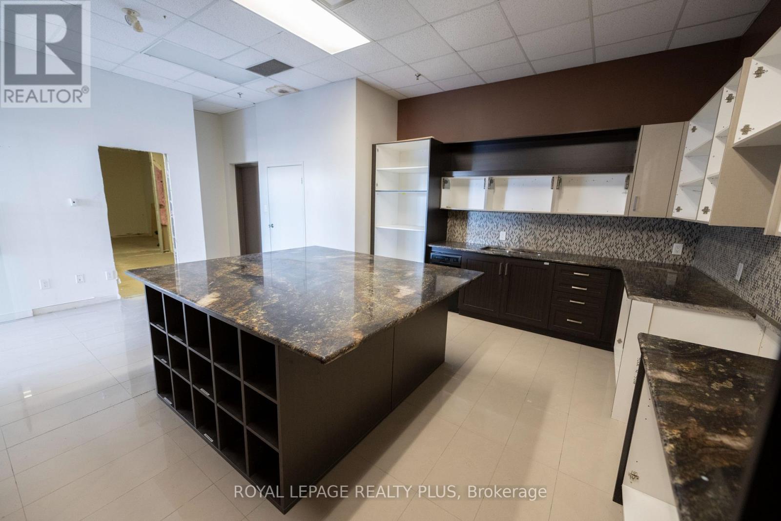 54 - 5100 South Service Road, Burlington, Ontario  L7L 6A5 - Photo 22 - W12403510
