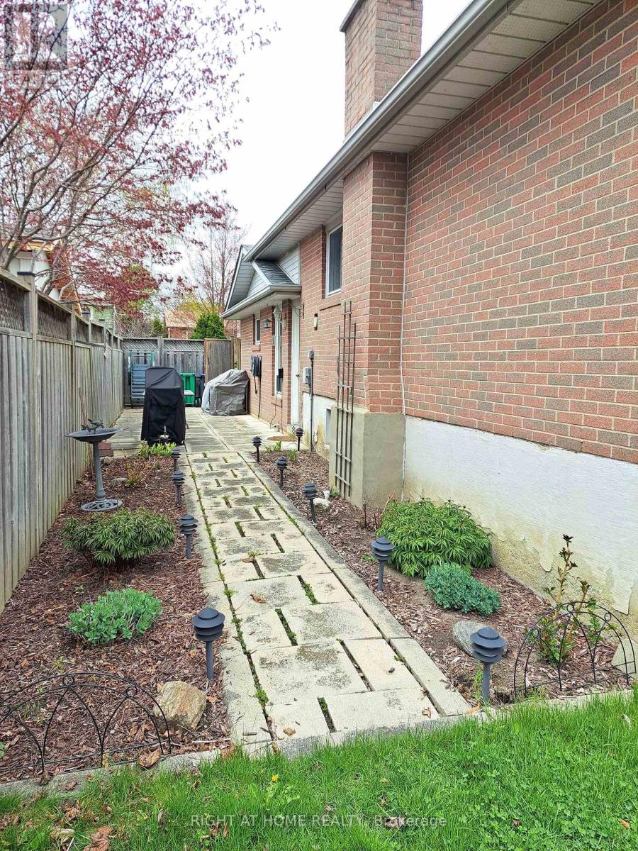 21 Willis Drive, Brampton, Ontario  L6W 1A8 - Photo 35 - W12403556