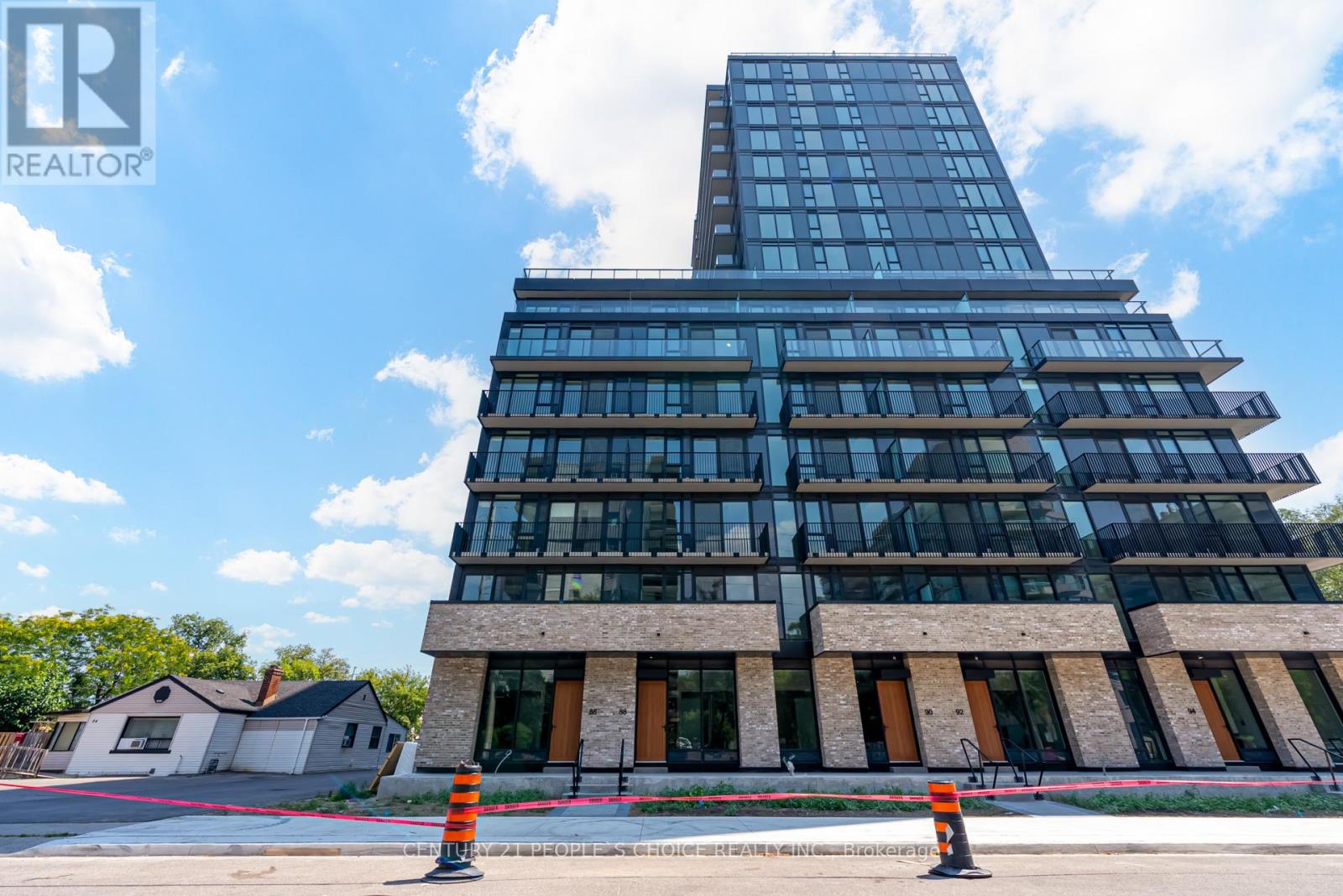 88 Agnes Street, Mississauga, Ontario  L5B 1J7 - Photo 1 - W12403655