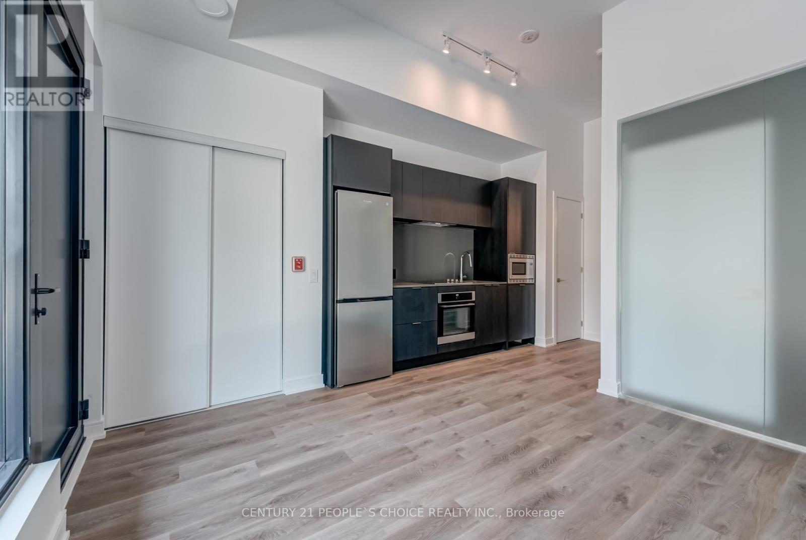 88 Agnes Street, Mississauga, Ontario  L5B 1J7 - Photo 4 - W12403655
