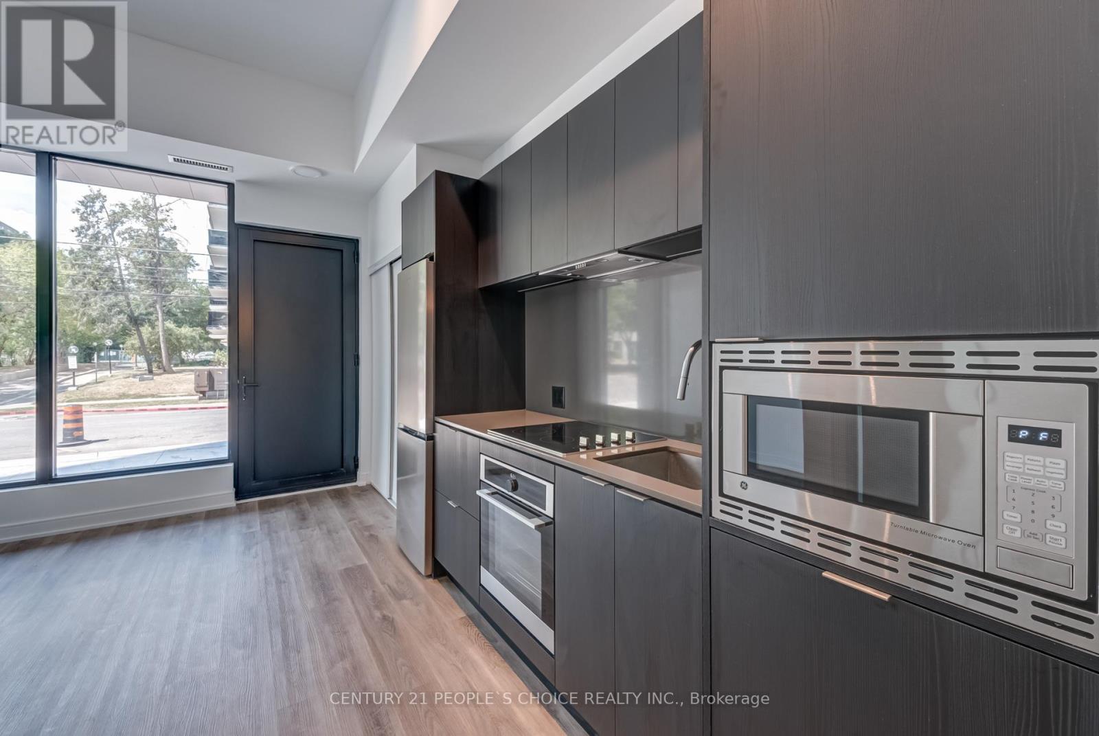88 Agnes Street, Mississauga, Ontario  L5B 1J7 - Photo 5 - W12403655