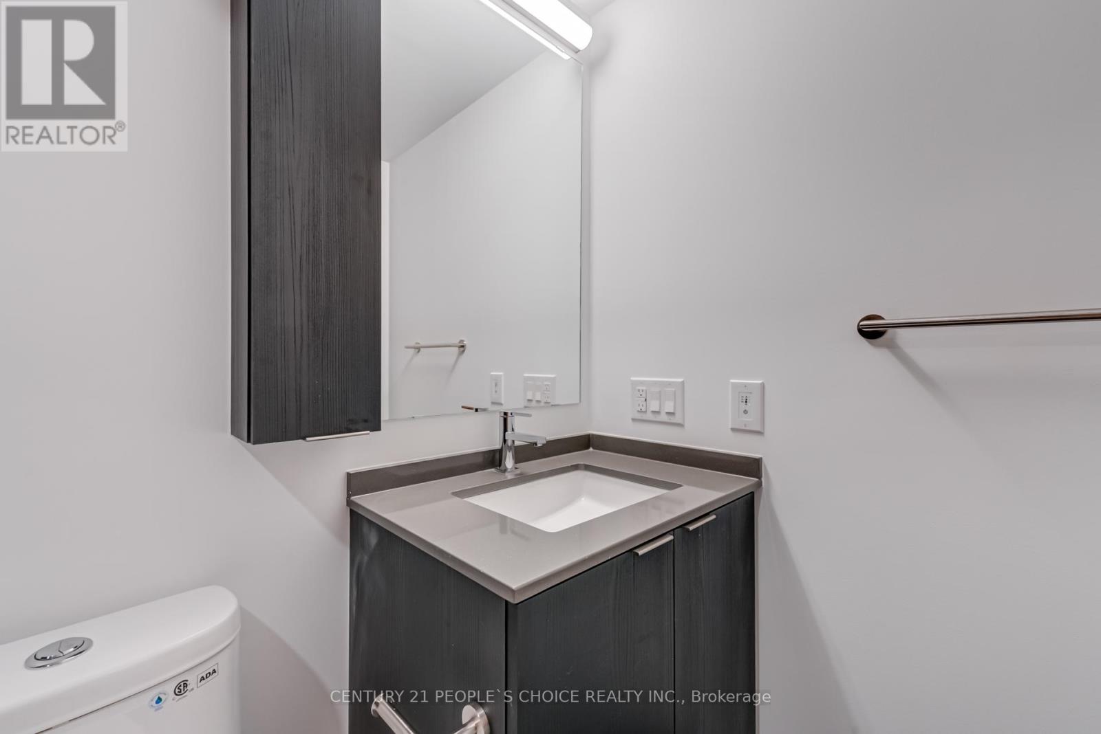 88 Agnes Street, Mississauga, Ontario  L5B 1J7 - Photo 7 - W12403655