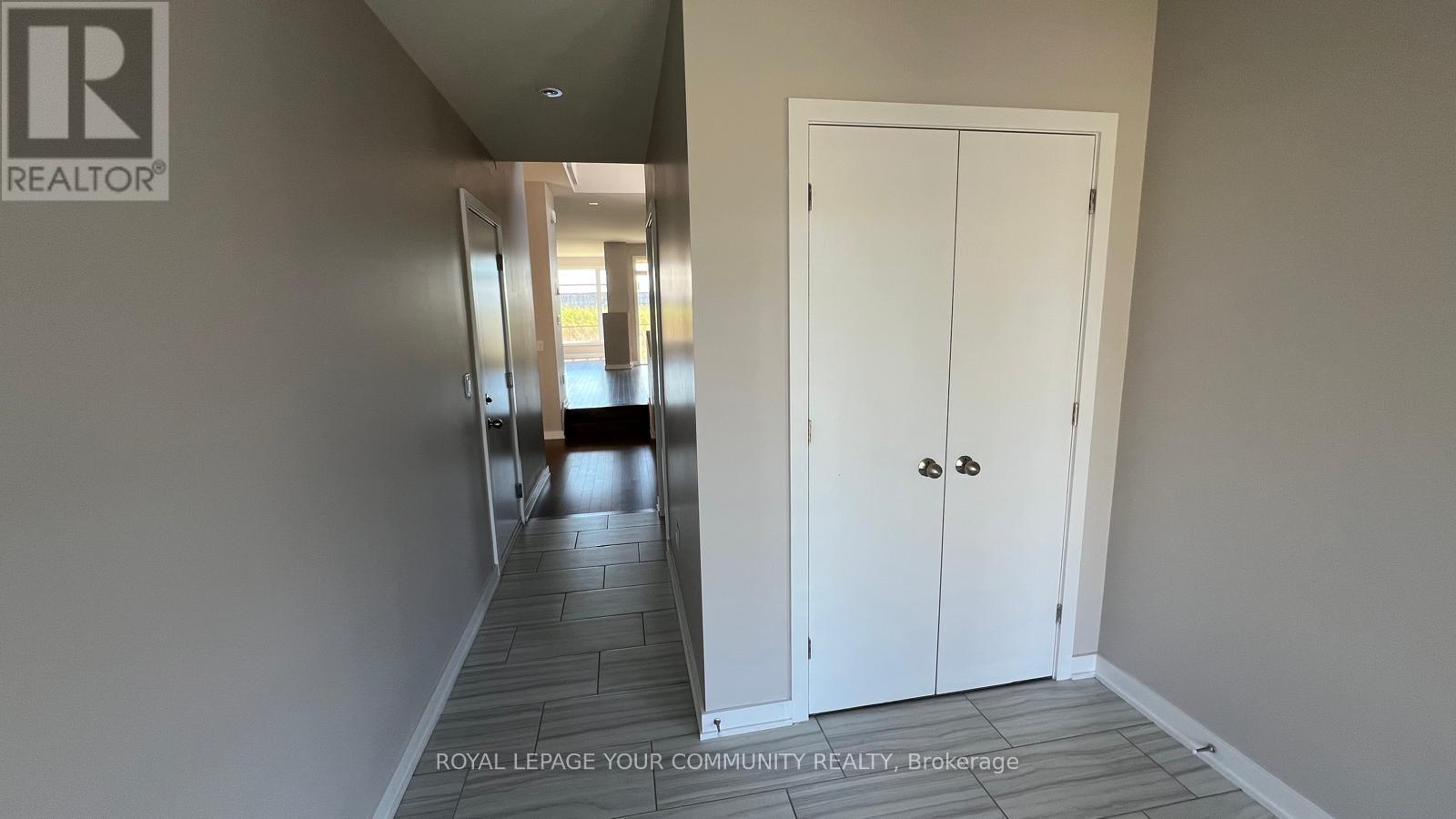 172 Shuttleworth Drive, Ottawa, Ontario  K1T 0S8 - Photo 2 - X12403515