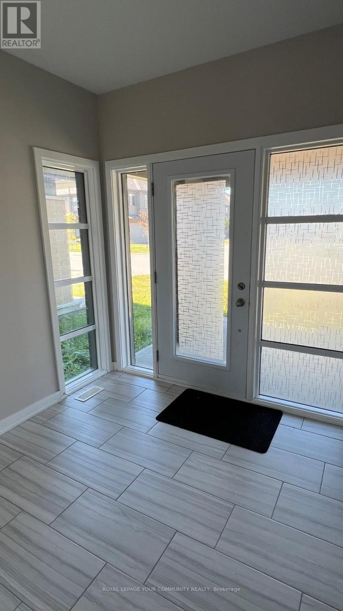 172 Shuttleworth Drive, Ottawa, Ontario  K1T 0S8 - Photo 3 - X12403515