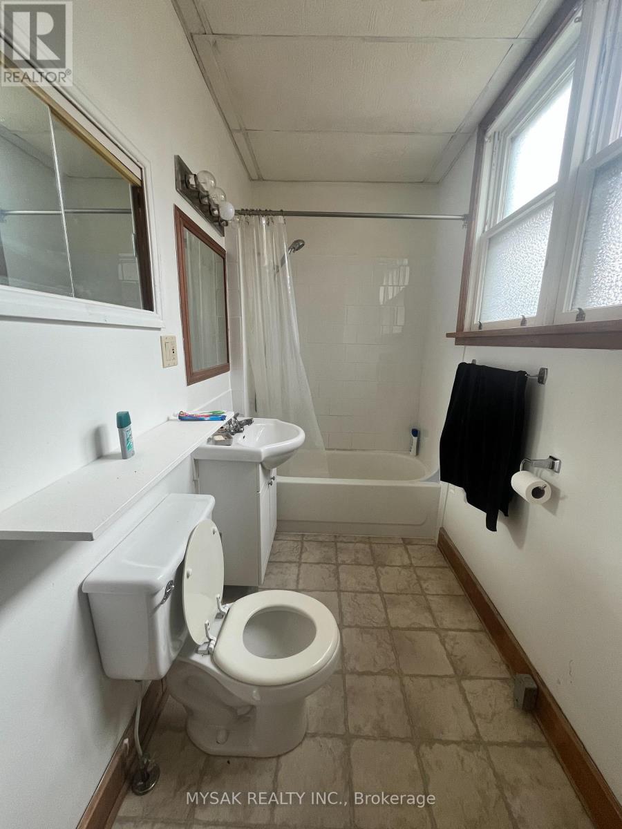 315 Centre Street, North Huron (Wingham), Ontario  N0G 2W0 - Photo 34 - X12403570
