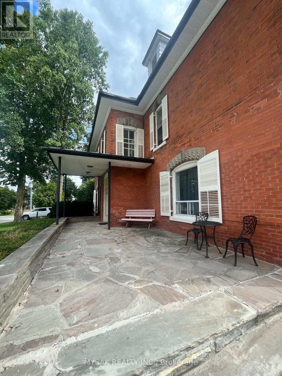 315 Centre Street, North Huron (Wingham), Ontario  N0G 2W0 - Photo 8 - X12403570