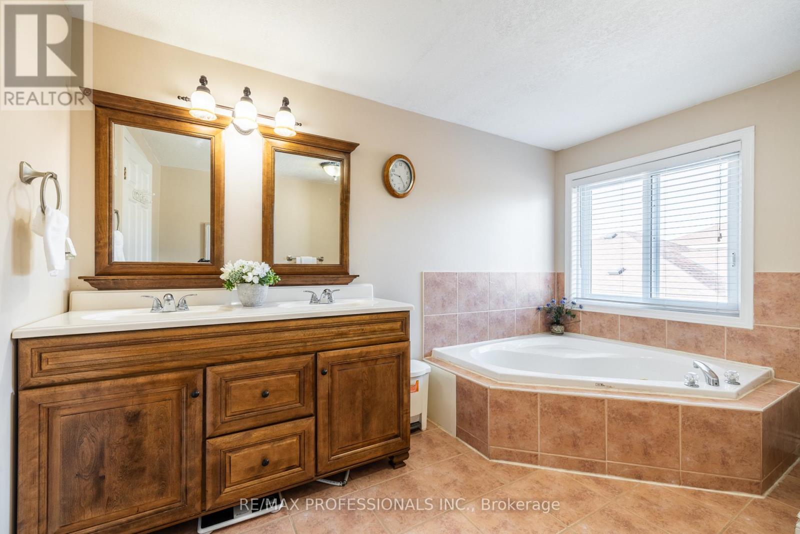 47 Mcnichol Drive, Cambridge, Ontario  N1P 1C9 - Photo 24 - X12403682