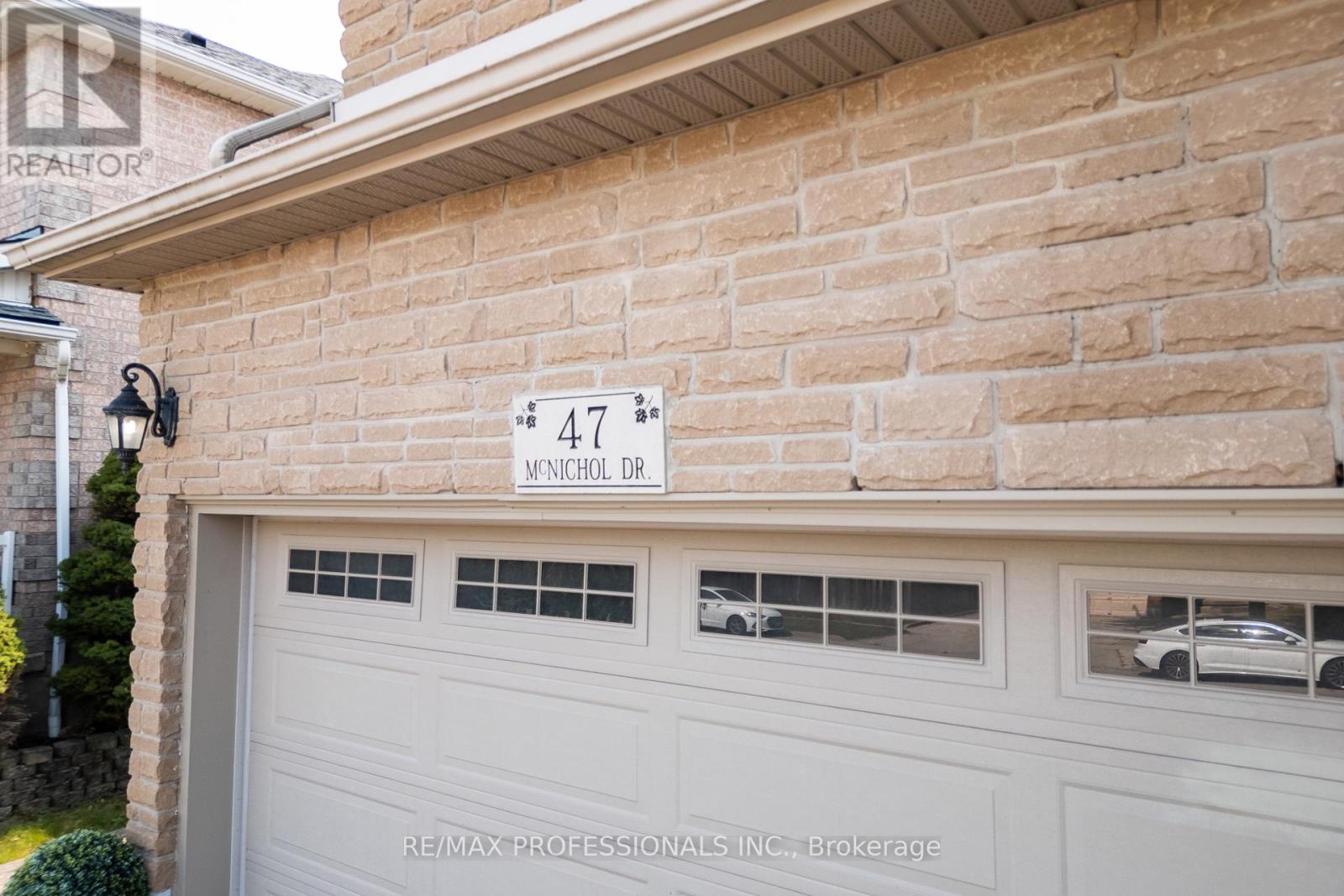 47 Mcnichol Drive, Cambridge, Ontario  N1P 1C9 - Photo 4 - X12403682