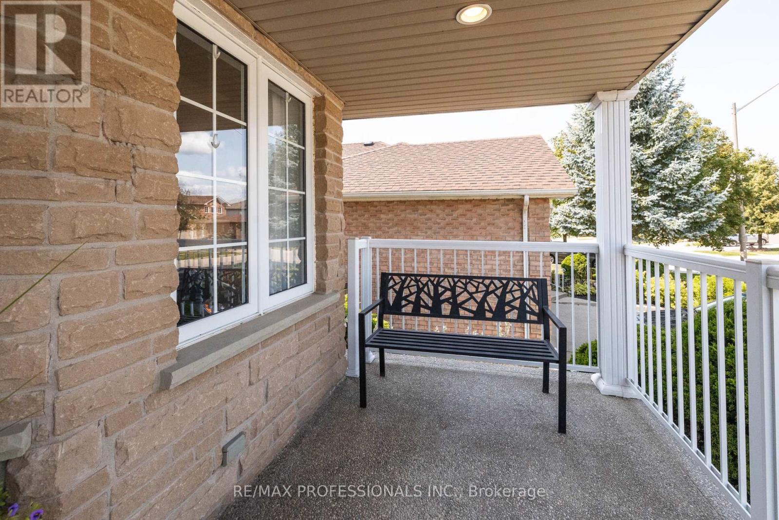 47 Mcnichol Drive, Cambridge, Ontario  N1P 1C9 - Photo 5 - X12403682