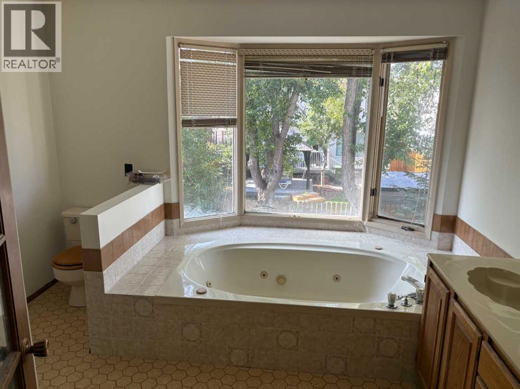 256 Woodstock Place Sw, Calgary, Alberta  T2W 5W4 - Photo 9 - A2251615