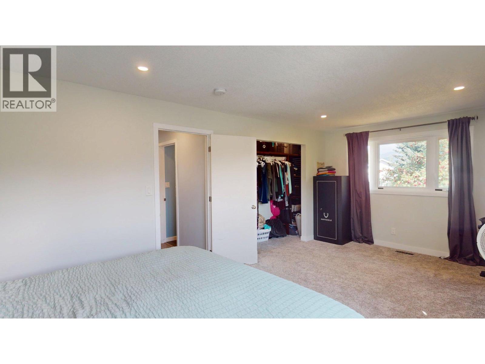 2201 Almond Street, Elkford, British Columbia  V0B 1H0 - Photo 14 - 10362895