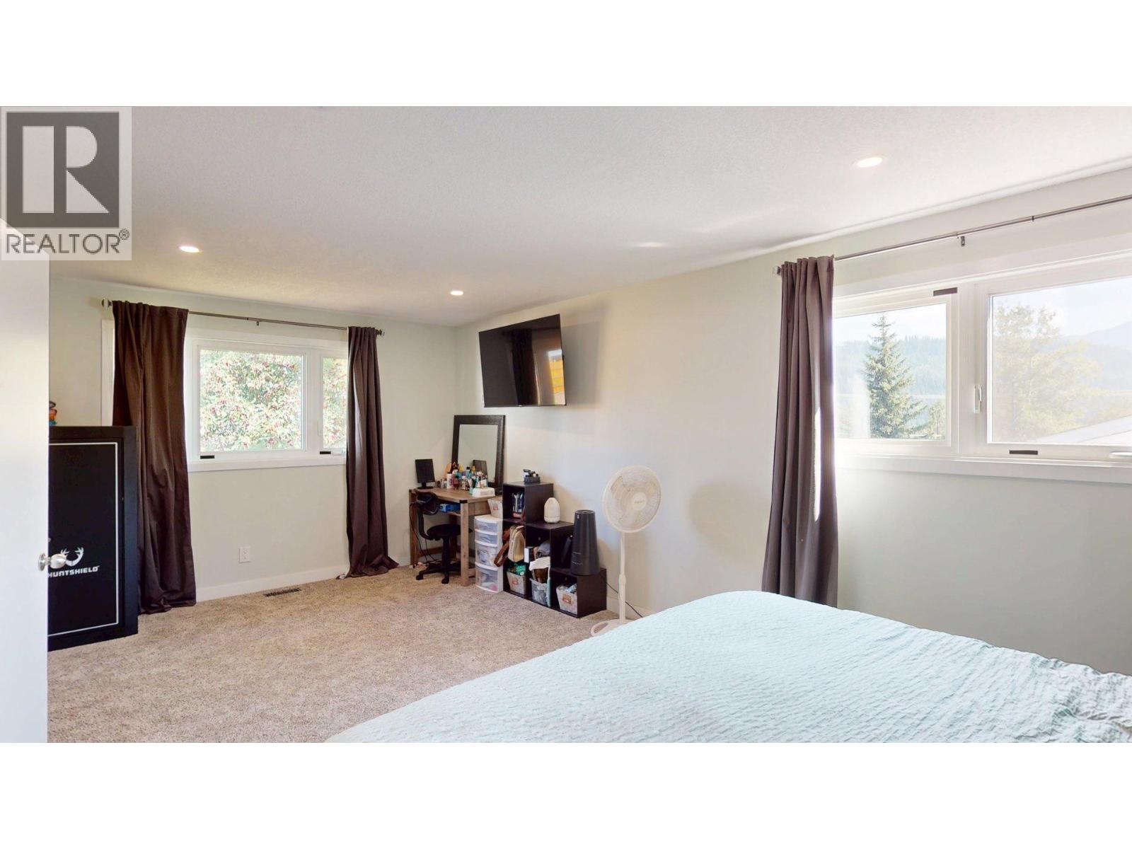 2201 Almond Street, Elkford, British Columbia  V0B 1H0 - Photo 15 - 10362895