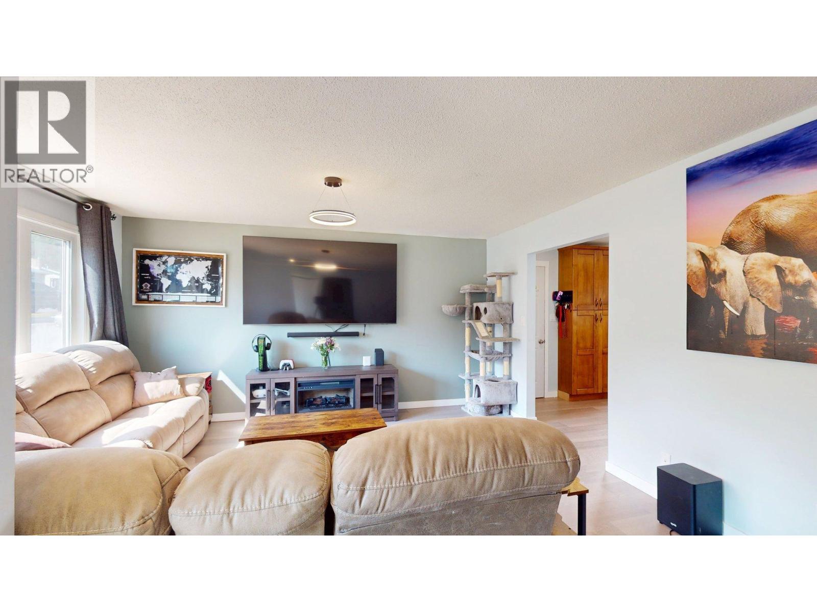 2201 Almond Street, Elkford, British Columbia  V0B 1H0 - Photo 2 - 10362895