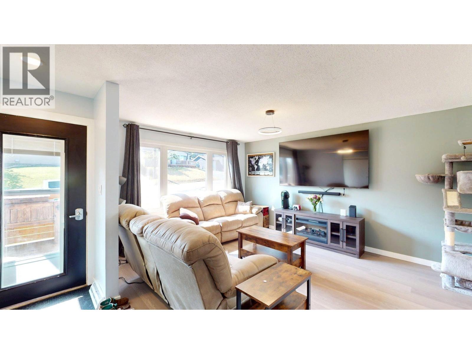 2201 Almond Street, Elkford, British Columbia  V0B 1H0 - Photo 3 - 10362895