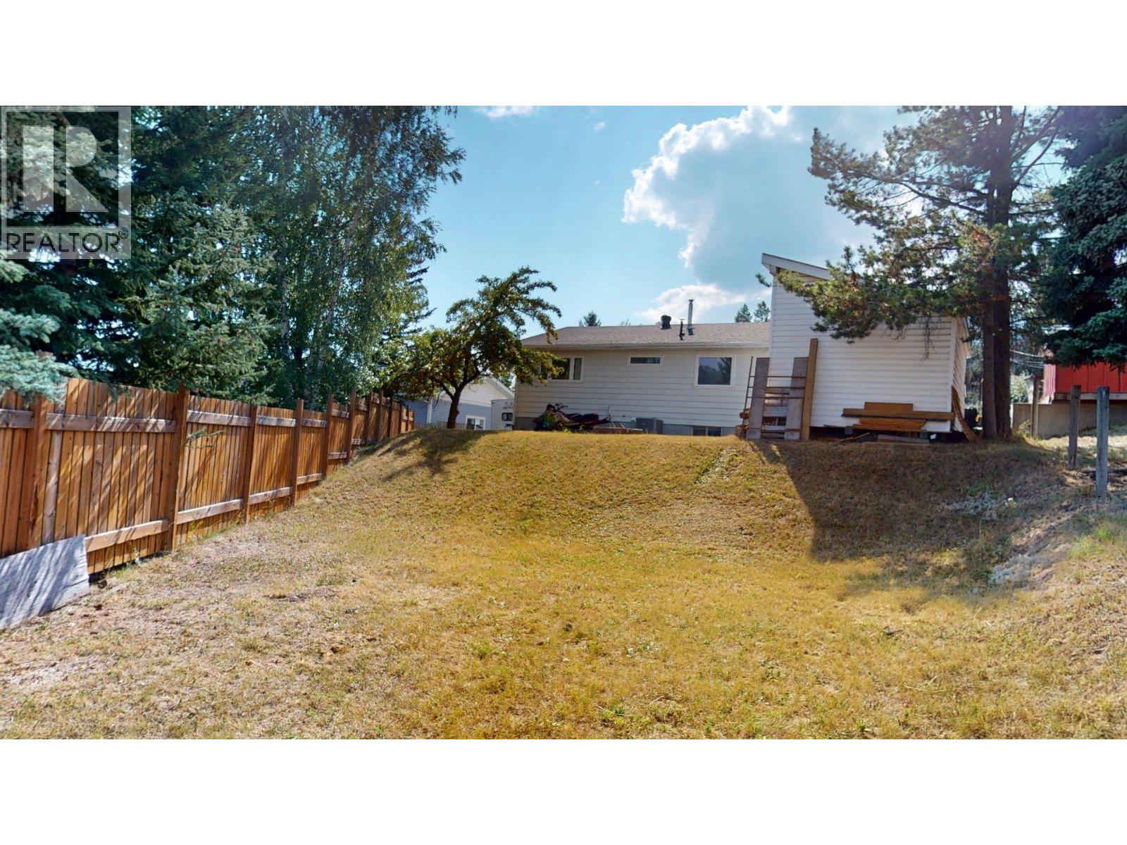 2201 Almond Street, Elkford, British Columbia  V0B 1H0 - Photo 30 - 10362895