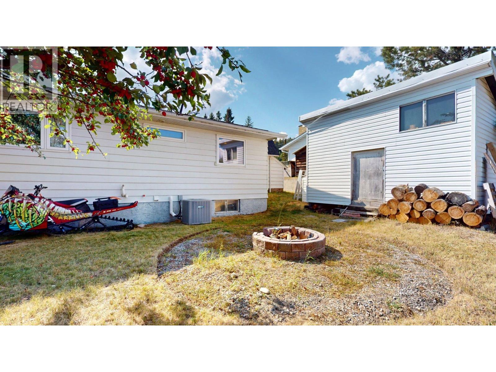 2201 Almond Street, Elkford, British Columbia  V0B 1H0 - Photo 31 - 10362895