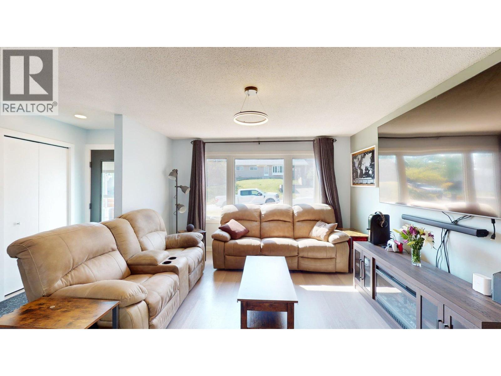 2201 Almond Street, Elkford, British Columbia  V0B 1H0 - Photo 4 - 10362895