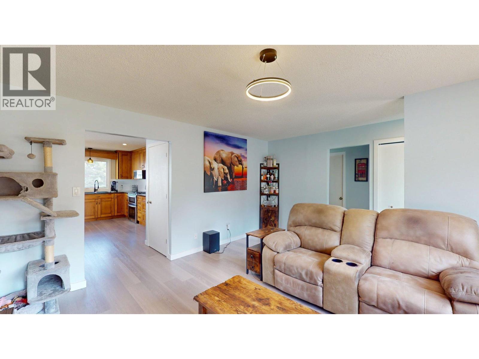 2201 Almond Street, Elkford, British Columbia  V0B 1H0 - Photo 5 - 10362895